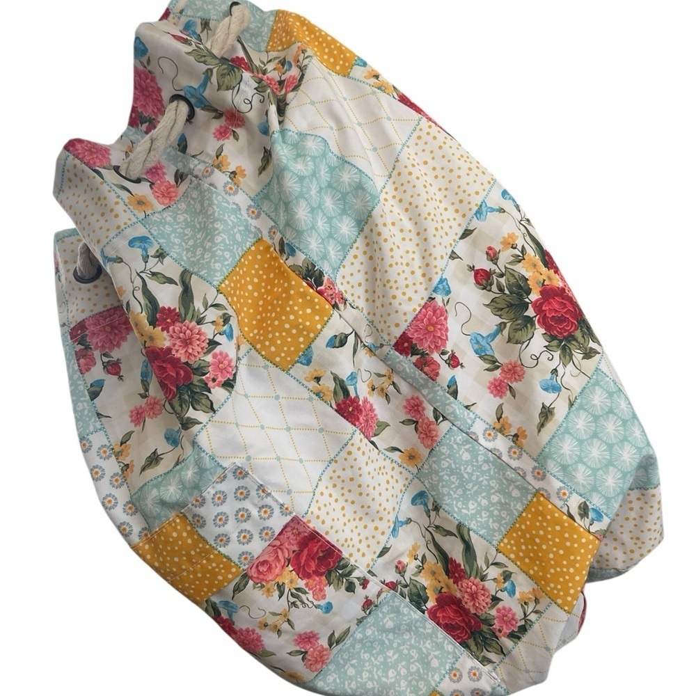 Pioneer Woman Sweet Rose
Patchwork Drawstring Laundry Bag
Floral - Picture 3 of 6